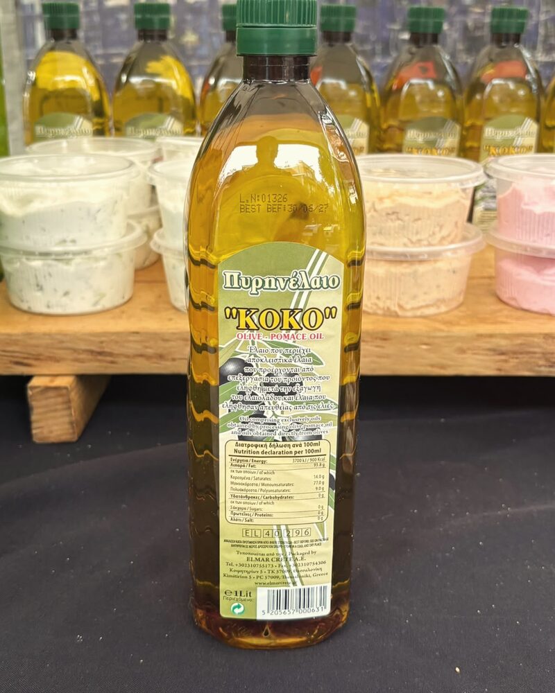 Fles bakolie van olijf-pomace op de marktkraam