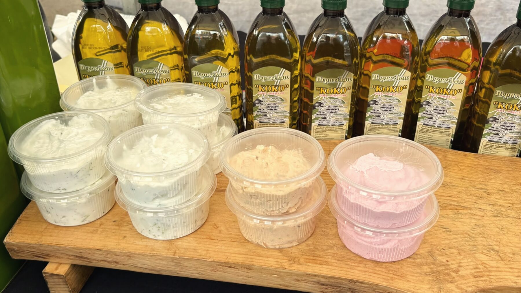 Tzatziki, tirokafteri en taramasalata op een houten plank