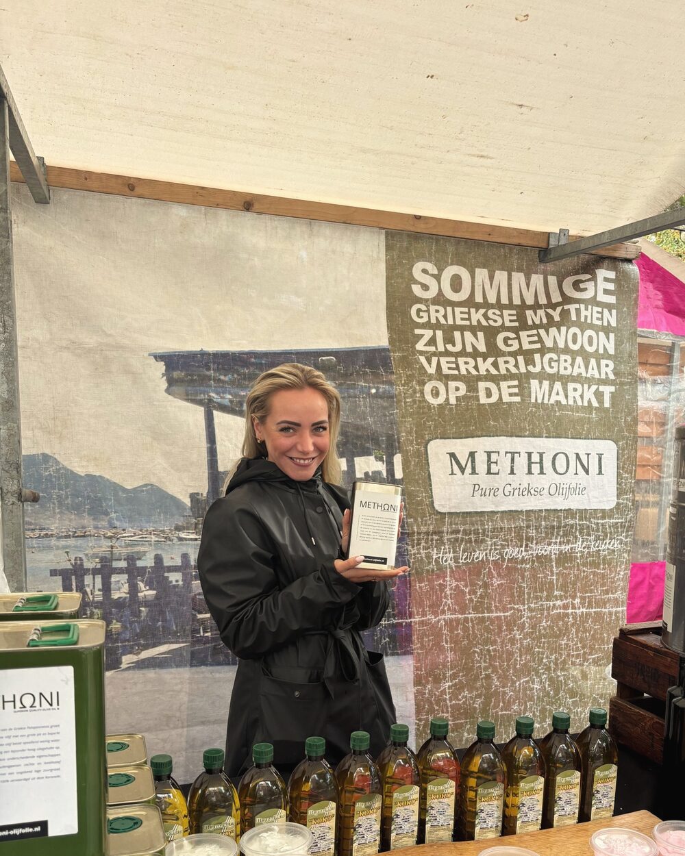 Rosa met een blik Methoni bij onze kraam op de Zuidermrkt